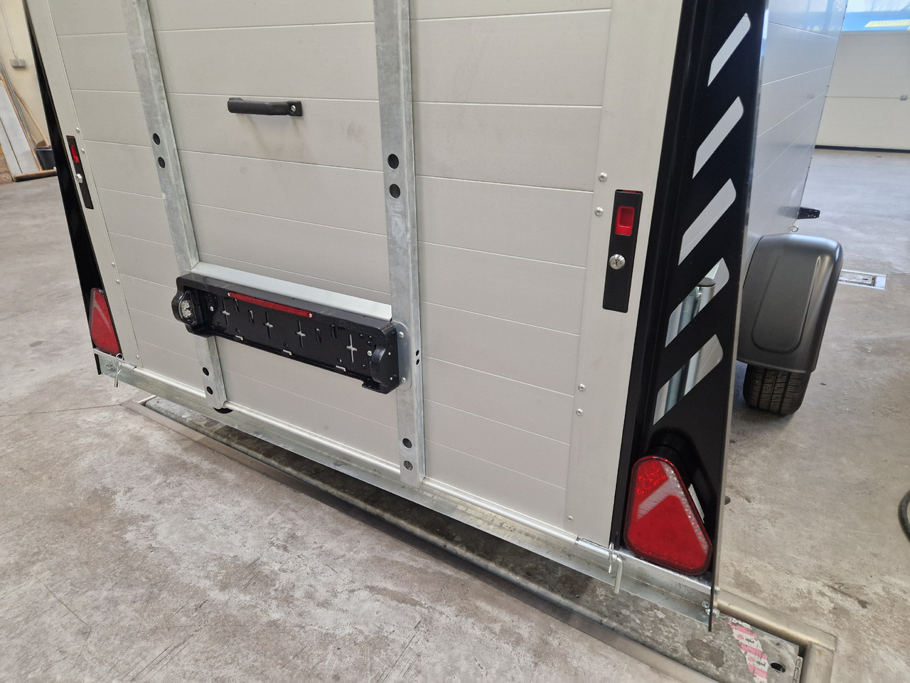 נגרר לאופנוע ALUBOXX Deckelanhänger GTB 1500 VT3 Ultra Low 301x151x153cm LED black deal Modell 2025: תמונה 6
