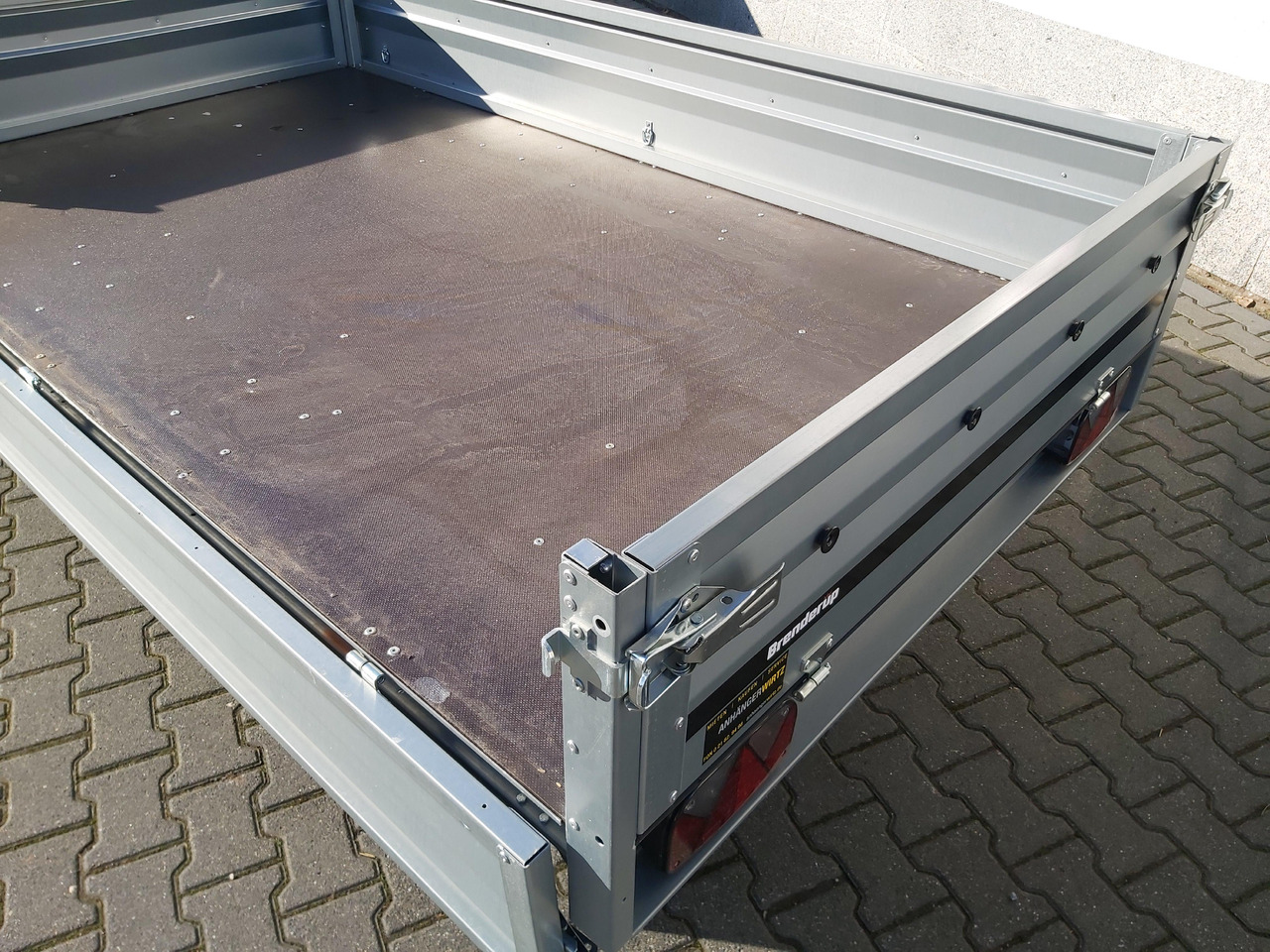 Brenderup 3251 STU 750 250x142x35cm Tandemachse 13" (S) 750kg - קרון נגרר צד נופל/ שטוח: תמונה 4 Brenderup 3251 STU 750 250x142x35cm Tandemachse 13" (S) 750kg - קרון נגרר צד נופל/ שטוח: תמונה 4