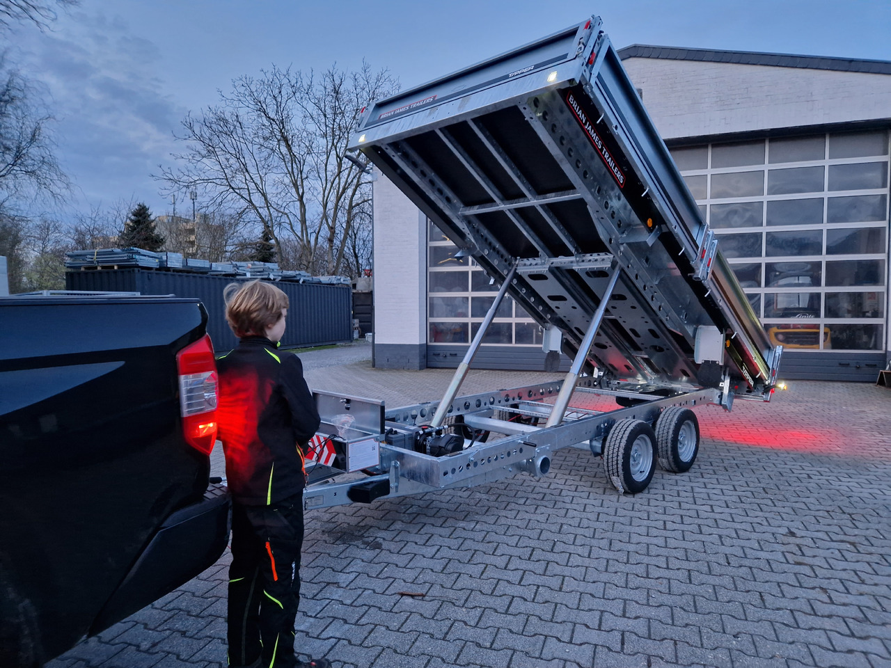 Brian James Trailer CarGO Tipper 400x200x30cm elektro Pendelklappe blackline LED 3500kg Tandem - קרון נגרר עם מזהיר: תמונה 2 Brian James Trailer CarGO Tipper 400x200x30cm elektro Pendelklappe blackline LED 3500kg Tandem - קרון נגרר עם מזהיר: תמונה 2