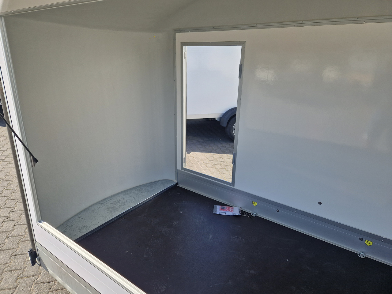 Cargo Roadster 300 300x150x184cm Sandwich weiß Poly black Seitenklappe &Tür Alufelgen 1300kg Pullman - קרון נגרר לממכר: תמונה 4 Cargo Roadster 300 300x150x184cm Sandwich weiß Poly black Seitenklappe &Tür Alufelgen 1300kg Pullman - קרון נגרר לממכר: תמונה 4