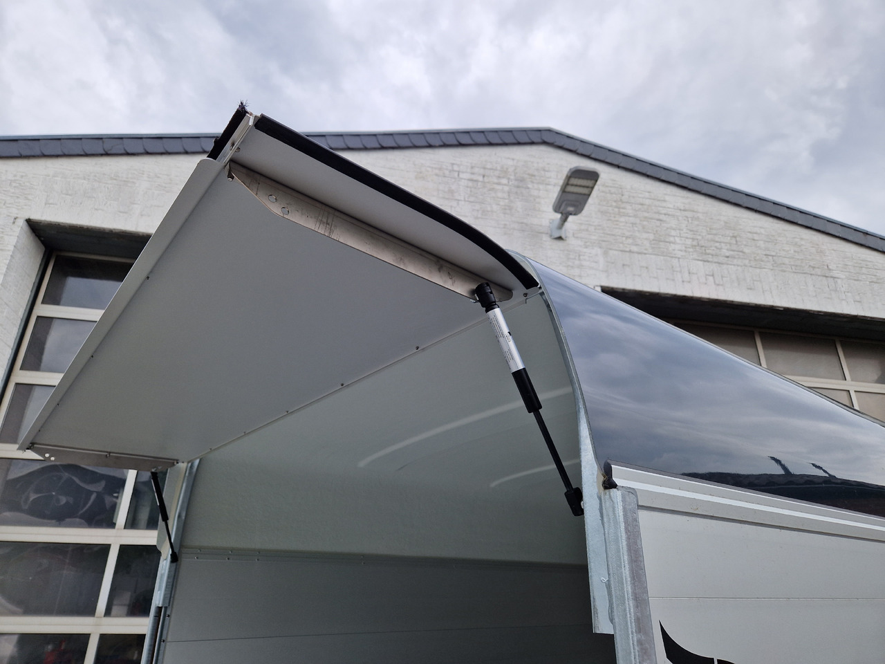 Cargo Roadster 400 312x164x184cm Alu Poly darkgrey Aluboden Seitentür 1300kg Pullman 100 km/H Abverk - קרון נגרר למכונית: תמונה 2 Cargo Roadster 400 312x164x184cm Alu Poly darkgrey Aluboden Seitentür 1300kg Pullman 100 km/H Abverk - קרון נגרר למכונית: תמונה 2