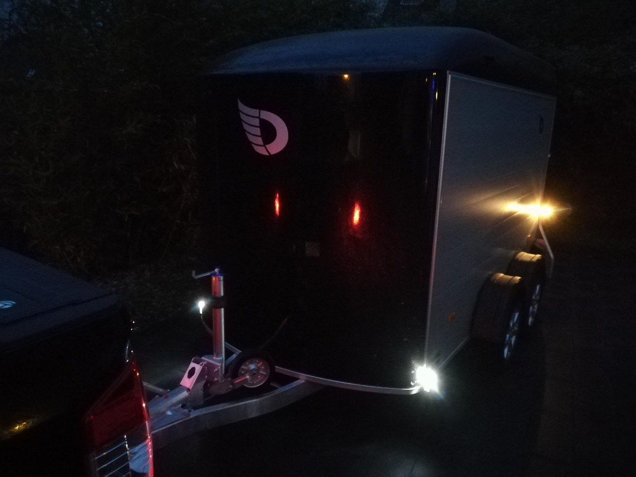 Cargo Roadster 500 312x167x199cm Alu Poly black Seitentür 100km/H Pullman 2000kg Sommer Aktion 2025 - קרון נגרר בתיבה סגורה: תמונה 2 Cargo Roadster 500 312x167x199cm Alu Poly black Seitentür 100km/H Pullman 2000kg Sommer Aktion 2025 - קרון נגרר בתיבה סגורה: תמונה 2