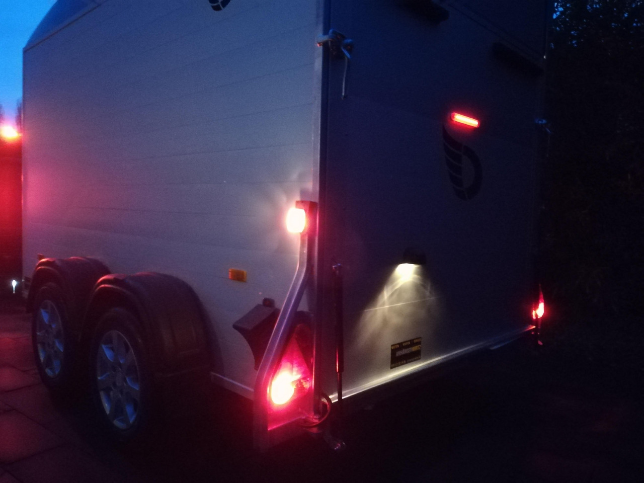 Cargo Roadster 500 312x167x199cm Alu Poly black Seitentür 100km/H Pullman 2000kg Sommer Aktion 2025 - קרון נגרר בתיבה סגורה: תמונה 3 Cargo Roadster 500 312x167x199cm Alu Poly black Seitentür 100km/H Pullman 2000kg Sommer Aktion 2025 - קרון נגרר בתיבה סגורה: תמונה 3