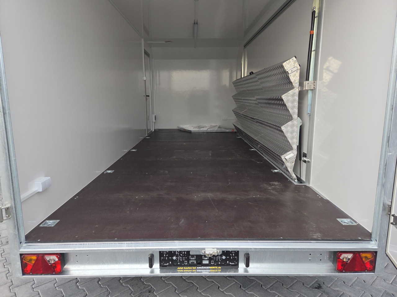 Event Trailer Koffer TWSP M 600T.01 600x230x210 Seitenklappe Treppe Hecktüren 230V 3000kg - קרון נגרר לממכר: תמונה 5 Event Trailer Koffer TWSP M 600T.01 600x230x210 Seitenklappe Treppe Hecktüren 230V 3000kg - קרון נגרר לממכר: תמונה 5