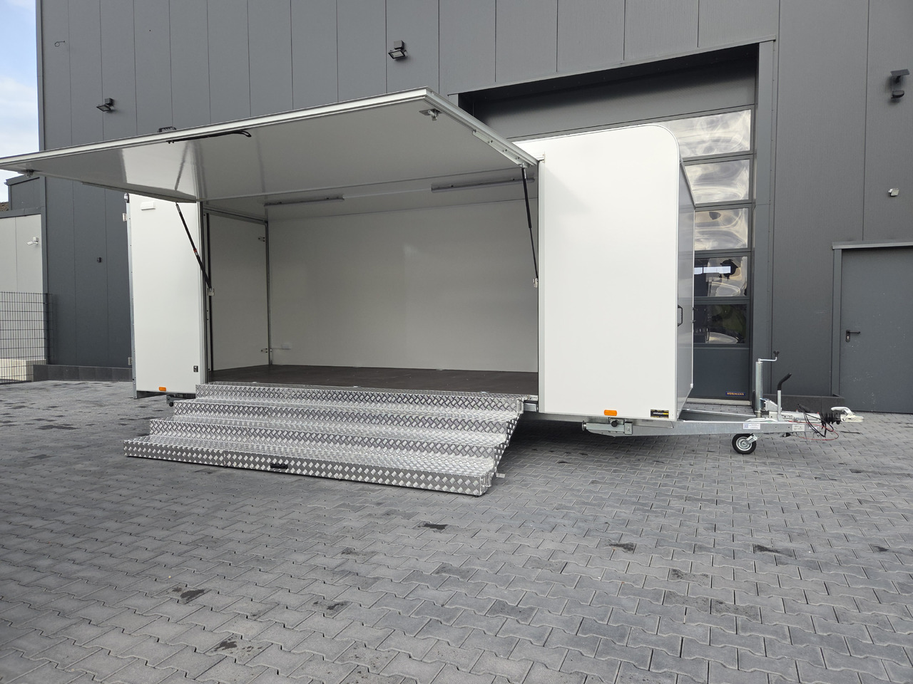 Event Trailer Koffer TWSP M 600T.01 600x230x210 Seitenklappe Treppe Hecktüren 230V 3000kg - קרון נגרר לממכר: תמונה 2 Event Trailer Koffer TWSP M 600T.01 600x230x210 Seitenklappe Treppe Hecktüren 230V 3000kg - קרון נגרר לממכר: תמונה 2