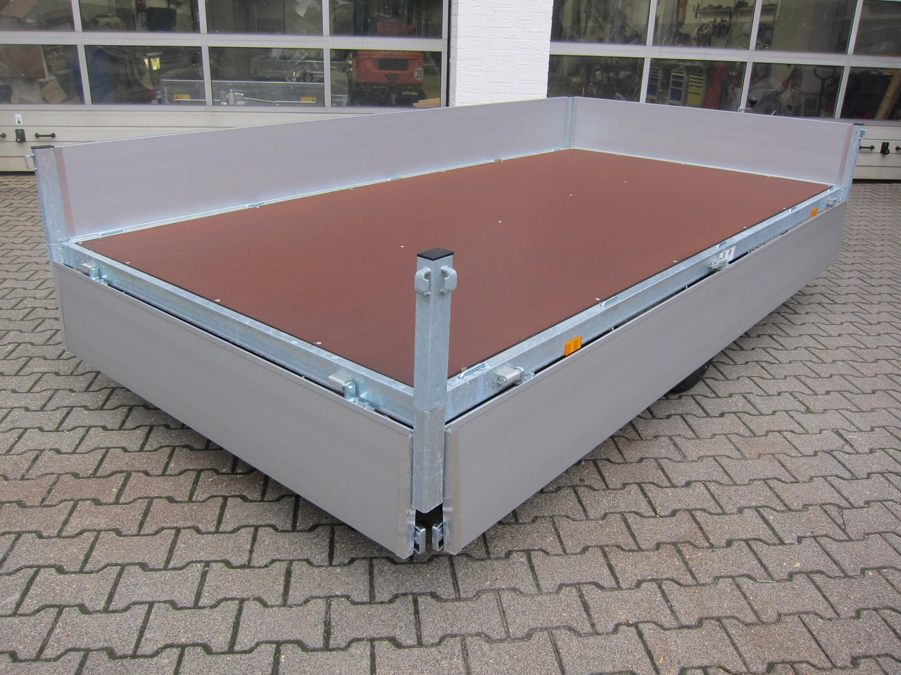Hochlader 310x160x30cm Lfh: 56cm 10" niedrig Fahrwerk (M) 1350kg - קרון נגרר למכונית: תמונה 5 Hochlader 310x160x30cm Lfh: 56cm 10" niedrig Fahrwerk (M) 1350kg - קרון נגרר למכונית: תמונה 5