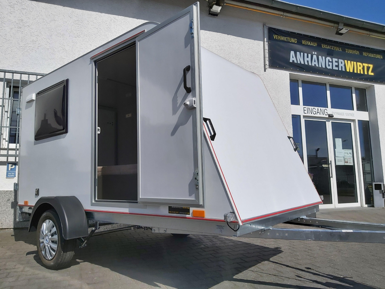 Kargo Camp TFS S Midi 320x150x150cm aero LUX Bett Fenster Seitentür Dachluke Strom 750kg Bremse 2024 - קרוואן נגרר: תמונה 2 Kargo Camp TFS S Midi 320x150x150cm aero LUX Bett Fenster Seitentür Dachluke Strom 750kg Bremse 2024 - קרוואן נגרר: תמונה 2