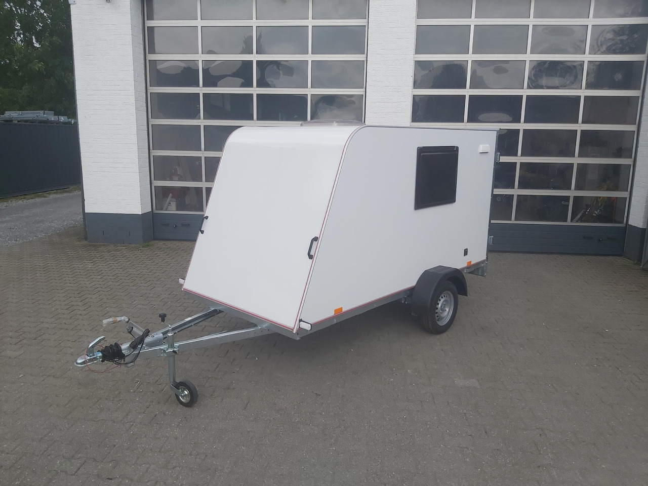 Kargo Camp TFS S Midi 320x150x150cm aero Seitentür Fenster Strom 230V (S) 750kg gebremst Modell 22 - קרוואן נגרר: תמונה 5 Kargo Camp TFS S Midi 320x150x150cm aero Seitentür Fenster Strom 230V (S) 750kg gebremst Modell 22 - קרוואן נגרר: תמונה 5