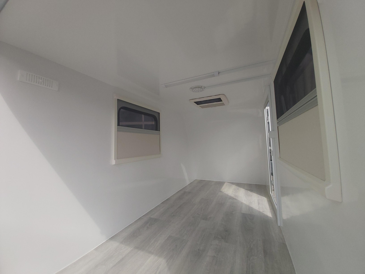 Kargo Camp TFS S Midi 320x150x150cm aero Seitentür Fenster Strom 230V (S) 750kg gebremst Modell 22 - קרוואן נגרר: תמונה 3 Kargo Camp TFS S Midi 320x150x150cm aero Seitentür Fenster Strom 230V (S) 750kg gebremst Modell 22 - קרוואן נגרר: תמונה 3