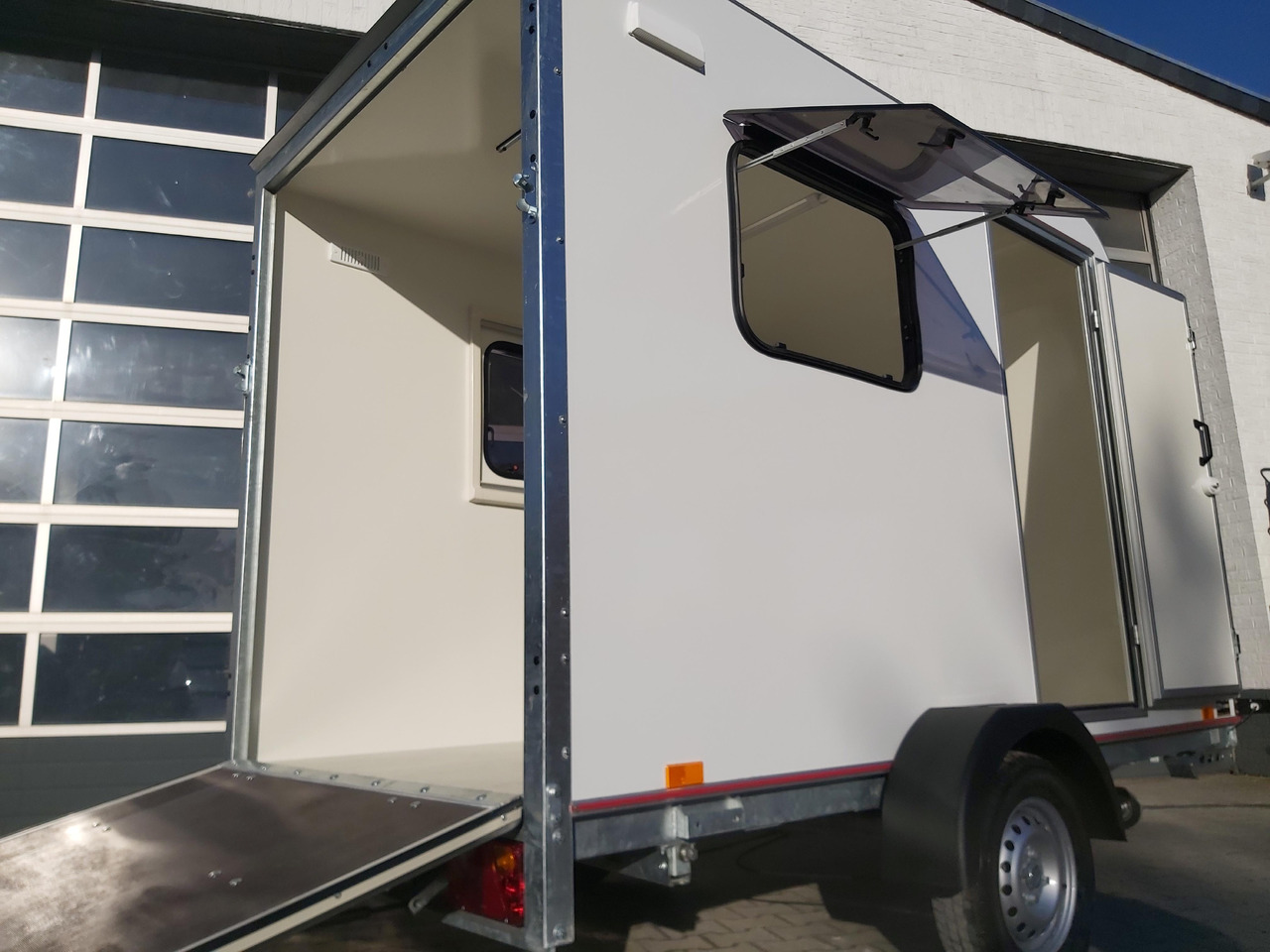 Kargo Camp TFS S Midi+ 320x150x180cm aero Seitentür Rampe Fenster+ 230V 12V 750kg Bremse 100km/H - קרוואן נגרר: תמונה 5 Kargo Camp TFS S Midi+ 320x150x180cm aero Seitentür Rampe Fenster+ 230V 12V 750kg Bremse 100km/H - קרוואן נגרר: תמונה 5