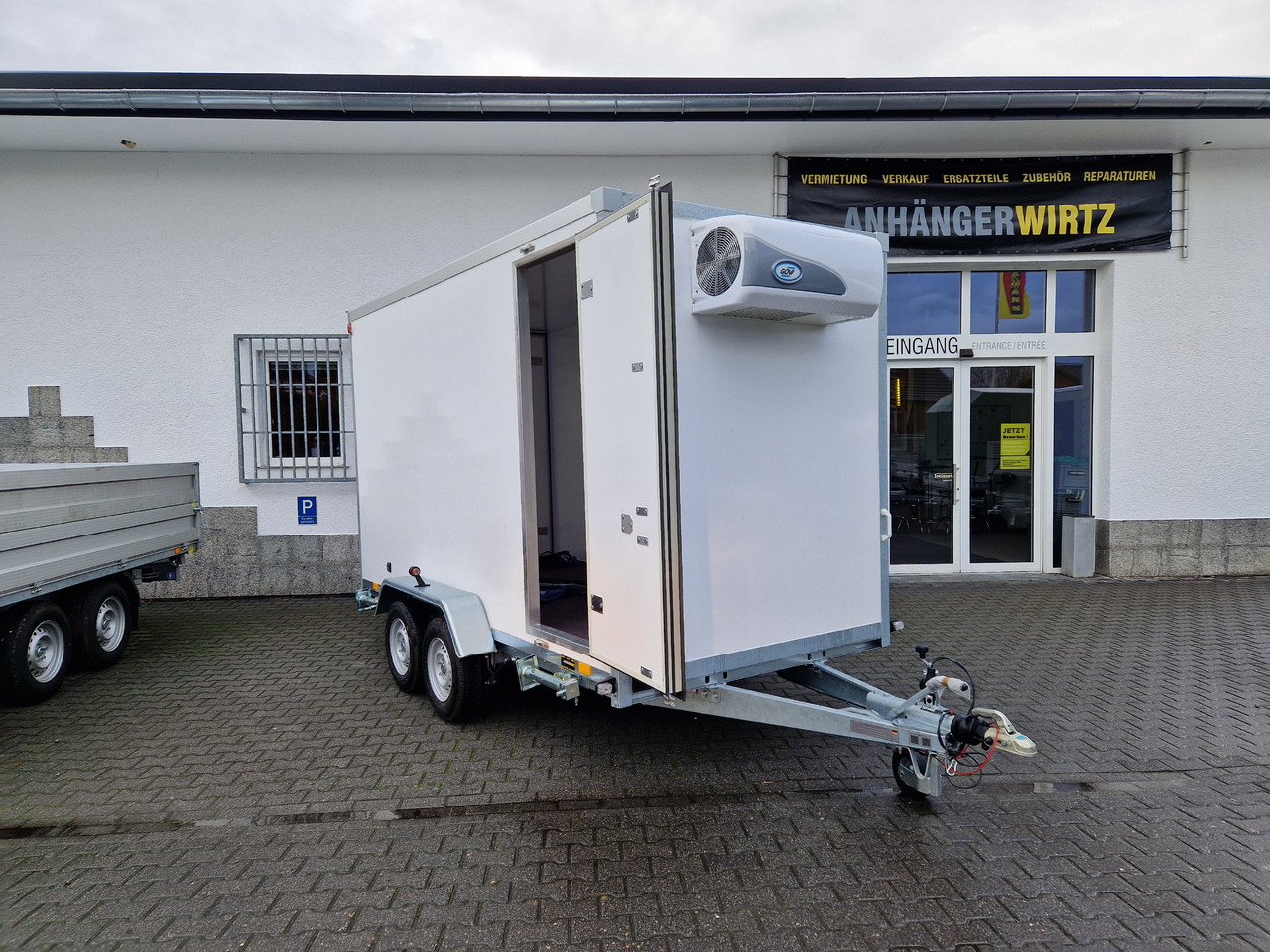 Kargo CoolBoxx FK2736HT 355x162x198cm Seitentür 230V +Kühler Govi Arktik 2000 100km/H 2700kg - קרון נגרר עם קירור: תמונה 1 Kargo CoolBoxx FK2736HT 355x162x198cm Seitentür 230V +Kühler Govi Arktik 2000 100km/H 2700kg - קרון נגרר עם קירור: תמונה 1
