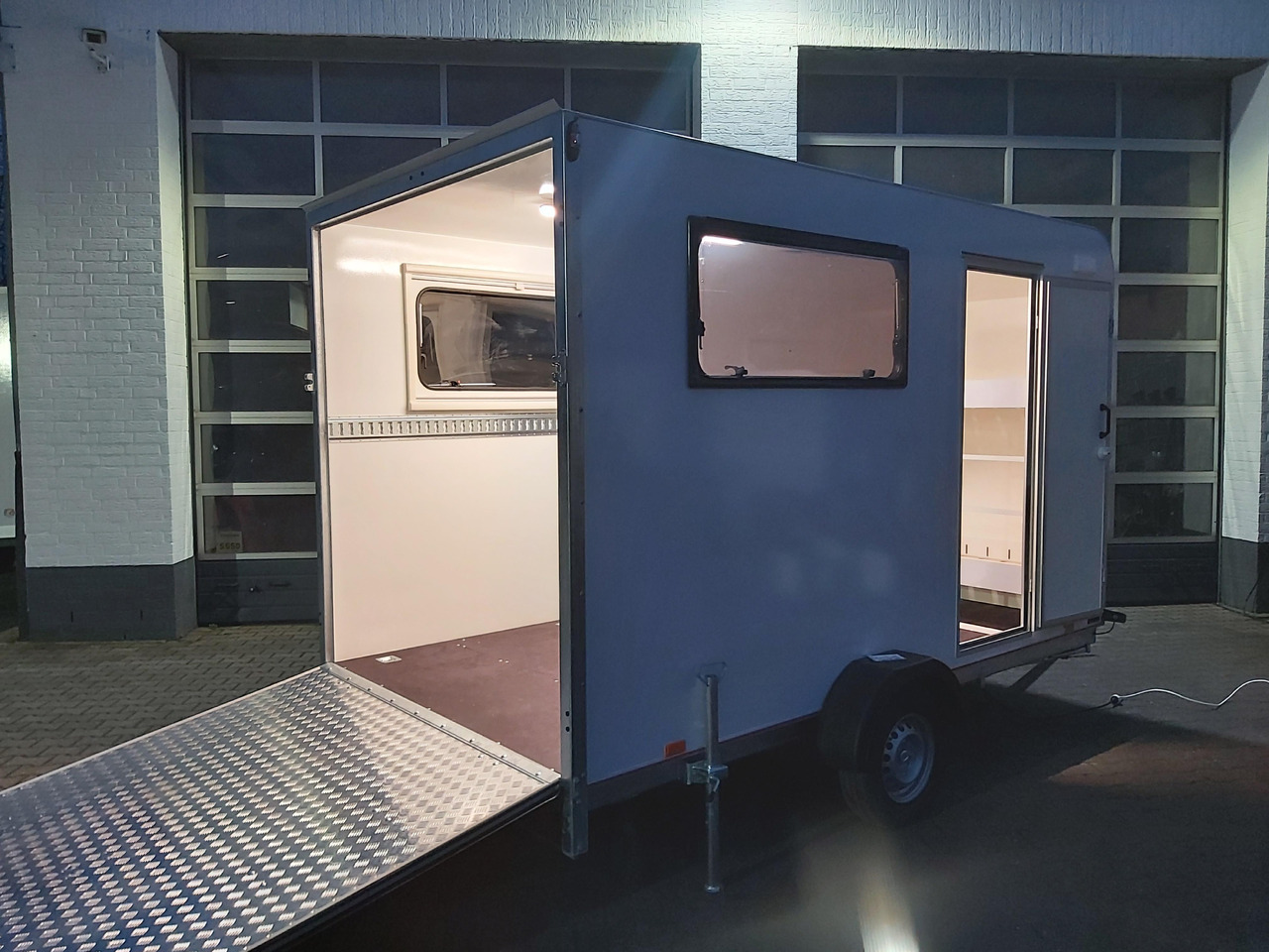 Koffer Sport Camp TFS 360.01 1500 360x200x210cm Seitentür Heckrampe 2 Fenster IL 230V 100km/H 1500kg - קרון נגרר בתיבה סגורה: תמונה 1 Koffer Sport Camp TFS 360.01 1500 360x200x210cm Seitentür Heckrampe 2 Fenster IL 230V 100km/H 1500kg - קרון נגרר בתיבה סגורה: תמונה 1