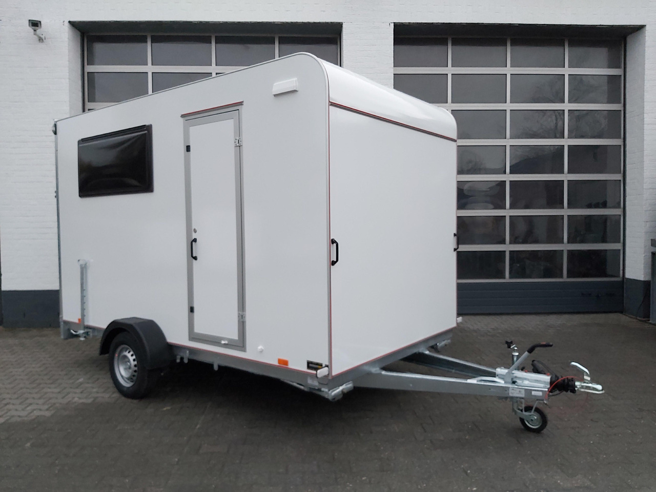 Koffer Sport Camp TFS 360.01 360x200x210cm aero Seitentür Heckrampe Fenster Bett (L) 100kmH 1300kg - קרוואן נגרר: תמונה 1 Koffer Sport Camp TFS 360.01 360x200x210cm aero Seitentür Heckrampe Fenster Bett (L) 100kmH 1300kg - קרוואן נגרר: תמונה 1