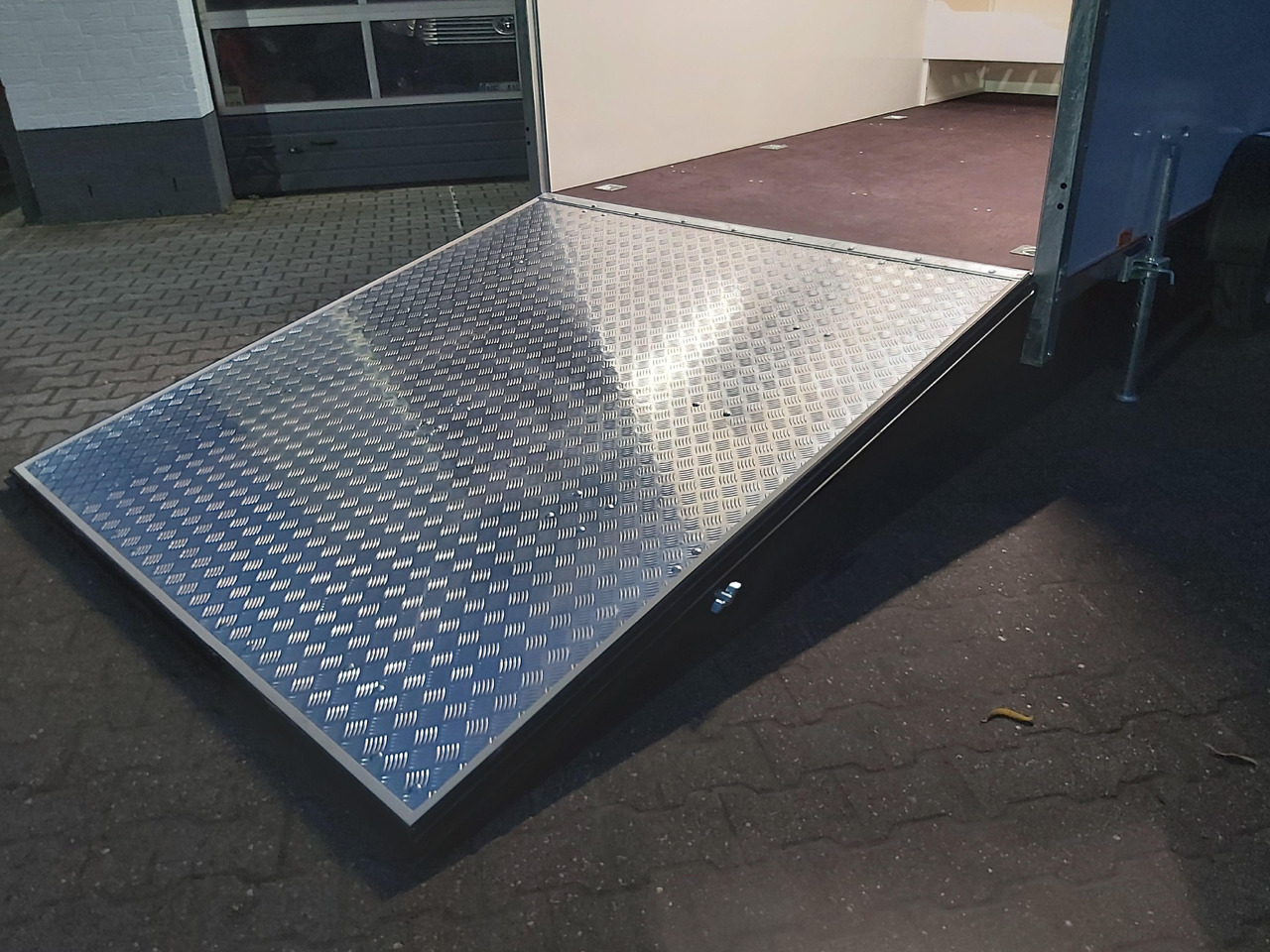 Koffer Sport Camp TFS 360.01 360x200x210cm aero Seitentür Heckrampe Fenster Bett (L) 100kmH 1300kg - קרוואן נגרר: תמונה 4 Koffer Sport Camp TFS 360.01 360x200x210cm aero Seitentür Heckrampe Fenster Bett (L) 100kmH 1300kg - קרוואן נגרר: תמונה 4