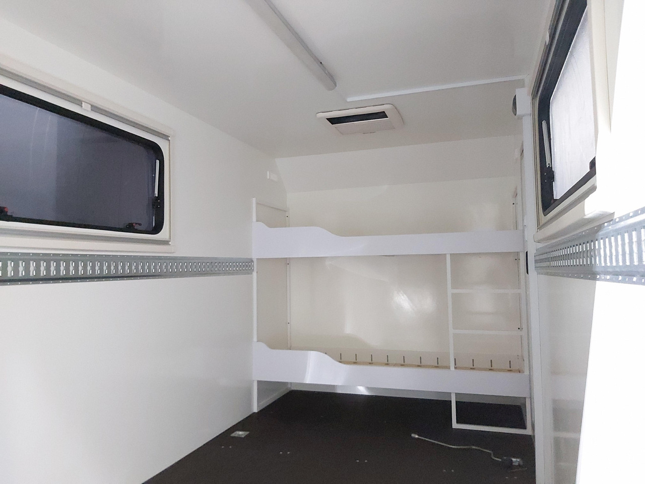 Koffer Sport Camp TFS 360.01 360x200x210cm aero Seitentür Heckrampe Fenster Bett (L) 100kmH 1300kg - קרוואן נגרר: תמונה 3 Koffer Sport Camp TFS 360.01 360x200x210cm aero Seitentür Heckrampe Fenster Bett (L) 100kmH 1300kg - קרוואן נגרר: תמונה 3