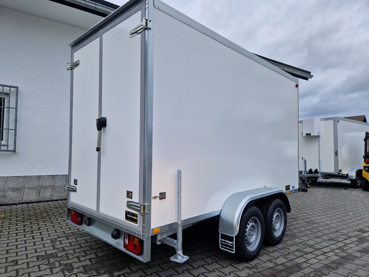 Kühlanhänger AZKF C 2735/155 343x154x200cm CiBIN 230V +Standkühlung (L) 2700kg Abverkauf - קרון נגרר עם קירור: תמונה 2 Kühlanhänger AZKF C 2735/155 343x154x200cm CiBIN 230V +Standkühlung (L) 2700kg Abverkauf - קרון נגרר עם קירור: תמונה 2