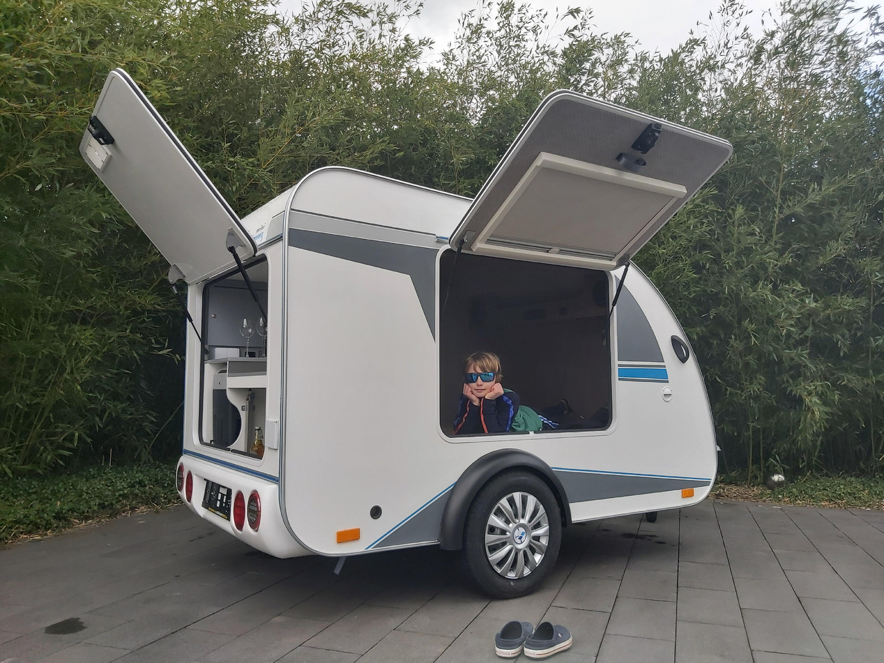 Mini Camper Mini Tommy TMC25 252x140x121cm aero V1 Küche 12V/230V 100km/H 750kg gebremst Modell 24 - קרוואן נגרר: תמונה 2 Mini Camper Mini Tommy TMC25 252x140x121cm aero V1 Küche 12V/230V 100km/H 750kg gebremst Modell 24 - קרוואן נגרר: תמונה 2