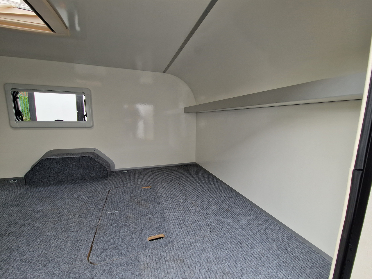 Mini Caravan Cargo Base Camp M+ wild 290cm Alufelgen 2 Fenster 100km/H 800kg - קרוואן נגרר: תמונה 3 Mini Caravan Cargo Base Camp M+ wild 290cm Alufelgen 2 Fenster 100km/H 800kg - קרוואן נגרר: תמונה 3