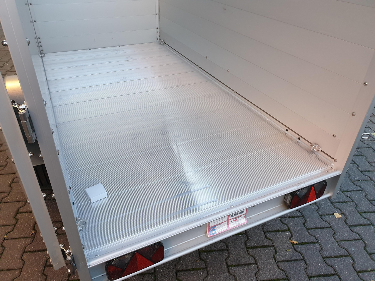 PKW Anhänger Koch Aluline 4.13 Deckel Hecktür Aluboden DV 250x125x125cm 1300kg 100 km/H Modell 23 - קרון נגרר בתיבה סגורה: תמונה 4 PKW Anhänger Koch Aluline 4.13 Deckel Hecktür Aluboden DV 250x125x125cm 1300kg 100 km/H Modell 23 - קרון נגרר בתיבה סגורה: תמונה 4