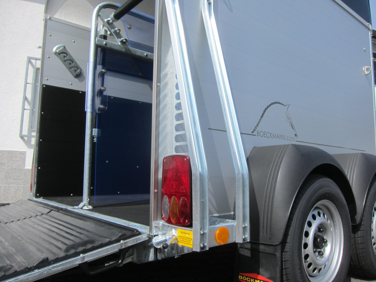 Pferdeanhänger Böckmann Champion C 2400kg Heckflügeltür blackline CFF+ 100 km/H 2400kg Abverkauf - קרון נגרר לסוסים: תמונה 3 Pferdeanhänger Böckmann Champion C 2400kg Heckflügeltür blackline CFF+ 100 km/H 2400kg Abverkauf - קרון נגרר לסוסים: תמונה 3