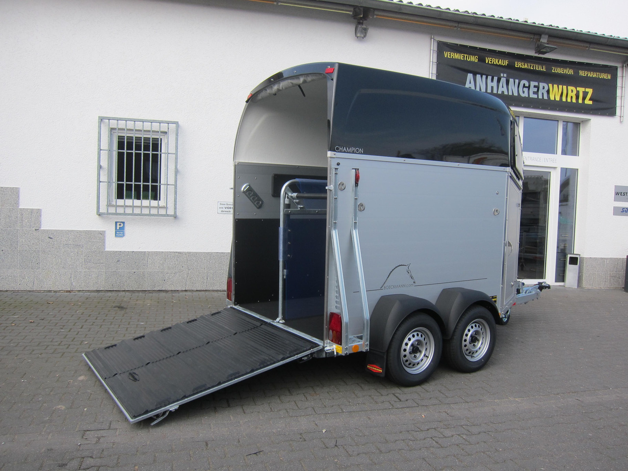 Pferdeanhänger Böckmann Champion C 2400kg Heckflügeltür blackline CFF+ 100 km/H 2400kg Abverkauf - קרון נגרר לסוסים: תמונה 2 Pferdeanhänger Böckmann Champion C 2400kg Heckflügeltür blackline CFF+ 100 km/H 2400kg Abverkauf - קרון נגרר לסוסים: תמונה 2
