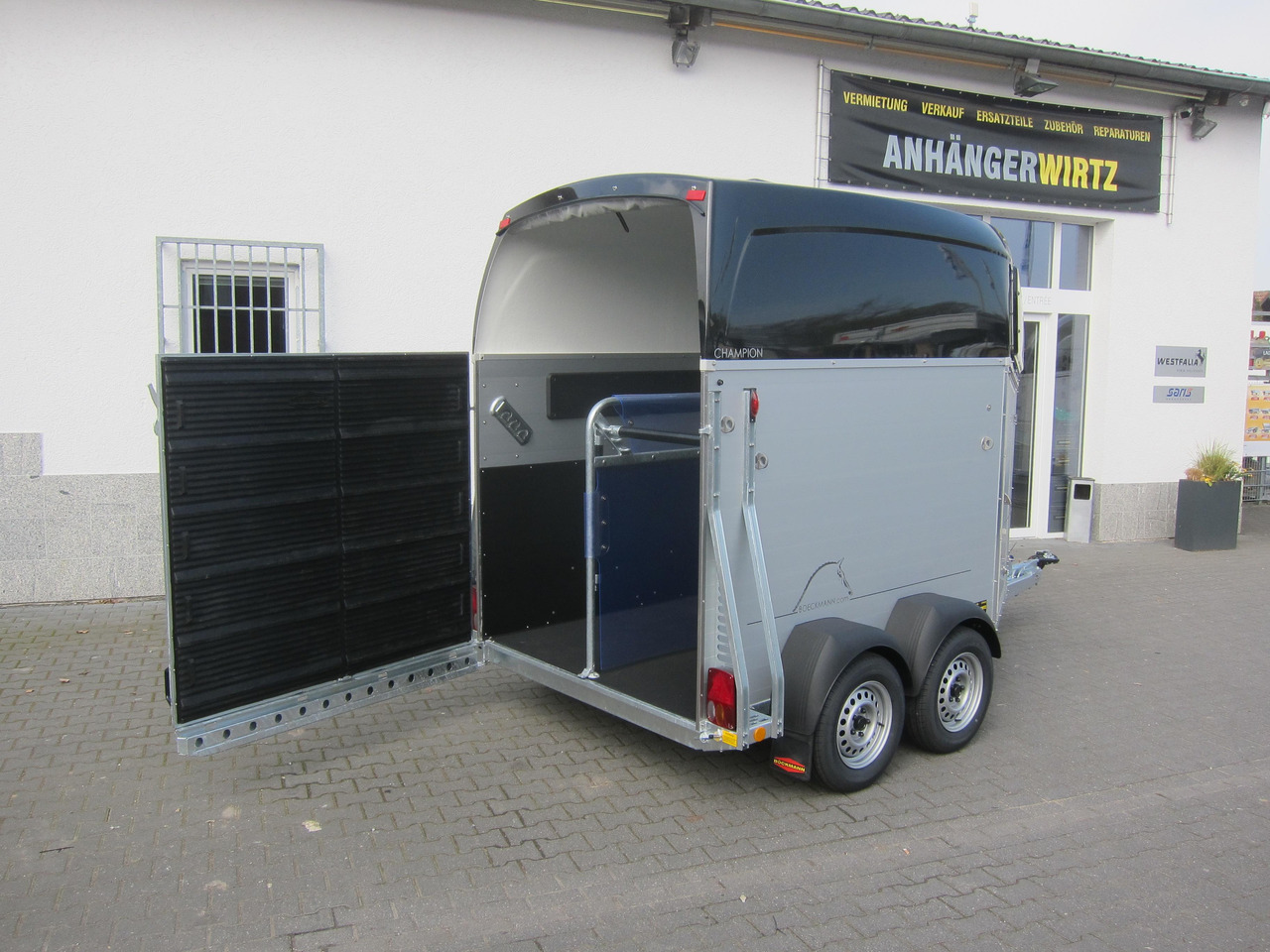 Pferdeanhänger Böckmann Champion C 2400kg Heckflügeltür blackline CFF+ 100 km/H 2400kg Abverkauf - קרון נגרר לסוסים: תמונה 1 Pferdeanhänger Böckmann Champion C 2400kg Heckflügeltür blackline CFF+ 100 km/H 2400kg Abverkauf - קרון נגרר לסוסים: תמונה 1