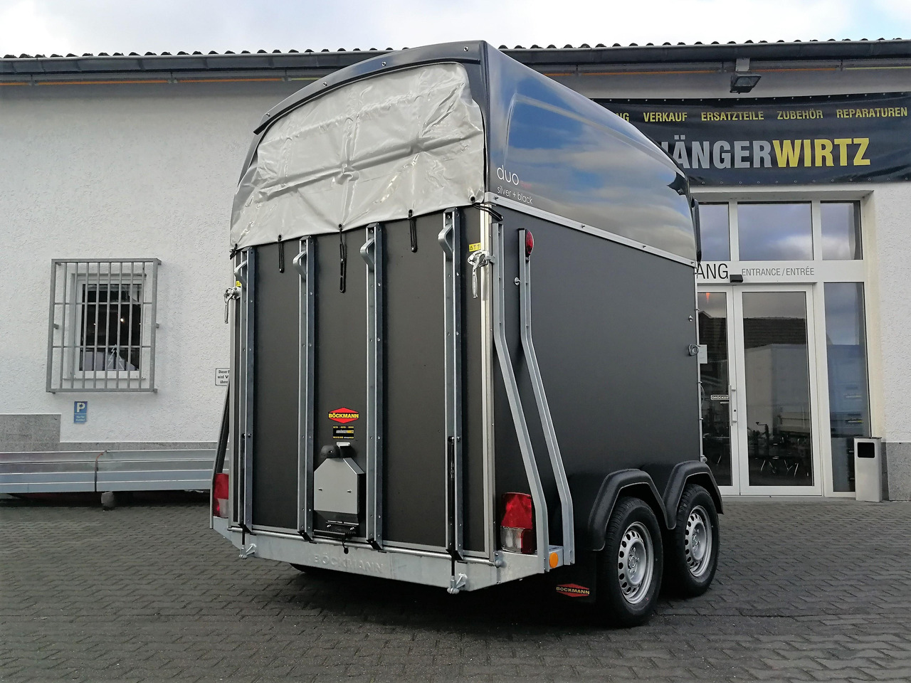 קרון נגרר לסוסים Pferdeanhänger Böckmann DUO Esprit silver black Haube schwarz 2400kg Modell 2024: תמונה 6