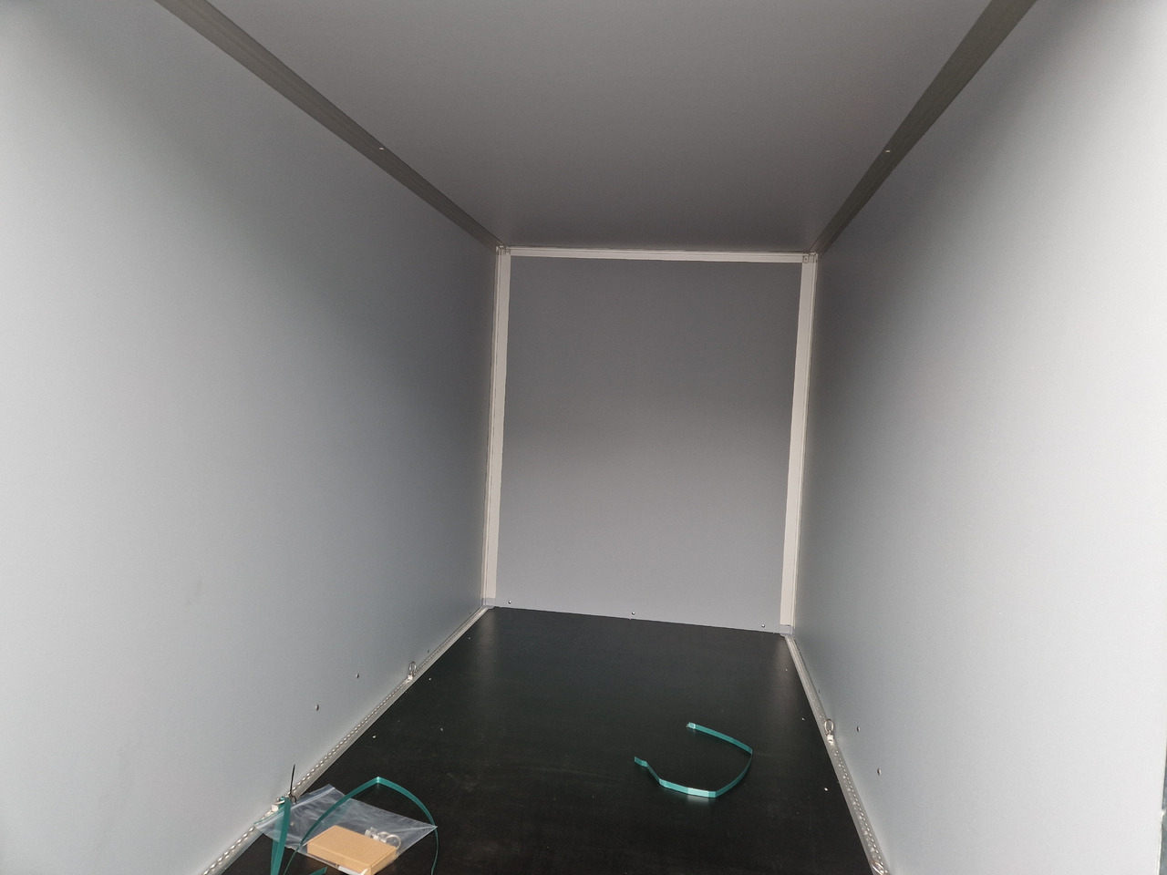 Saris Koffer GO 306 154 180 1500 1 306x154x180cm GFK weiß (M) 1500kg - קרון נגרר בתיבה סגורה: תמונה 4 Saris Koffer GO 306 154 180 1500 1 306x154x180cm GFK weiß (M) 1500kg - קרון נגרר בתיבה סגורה: תמונה 4
