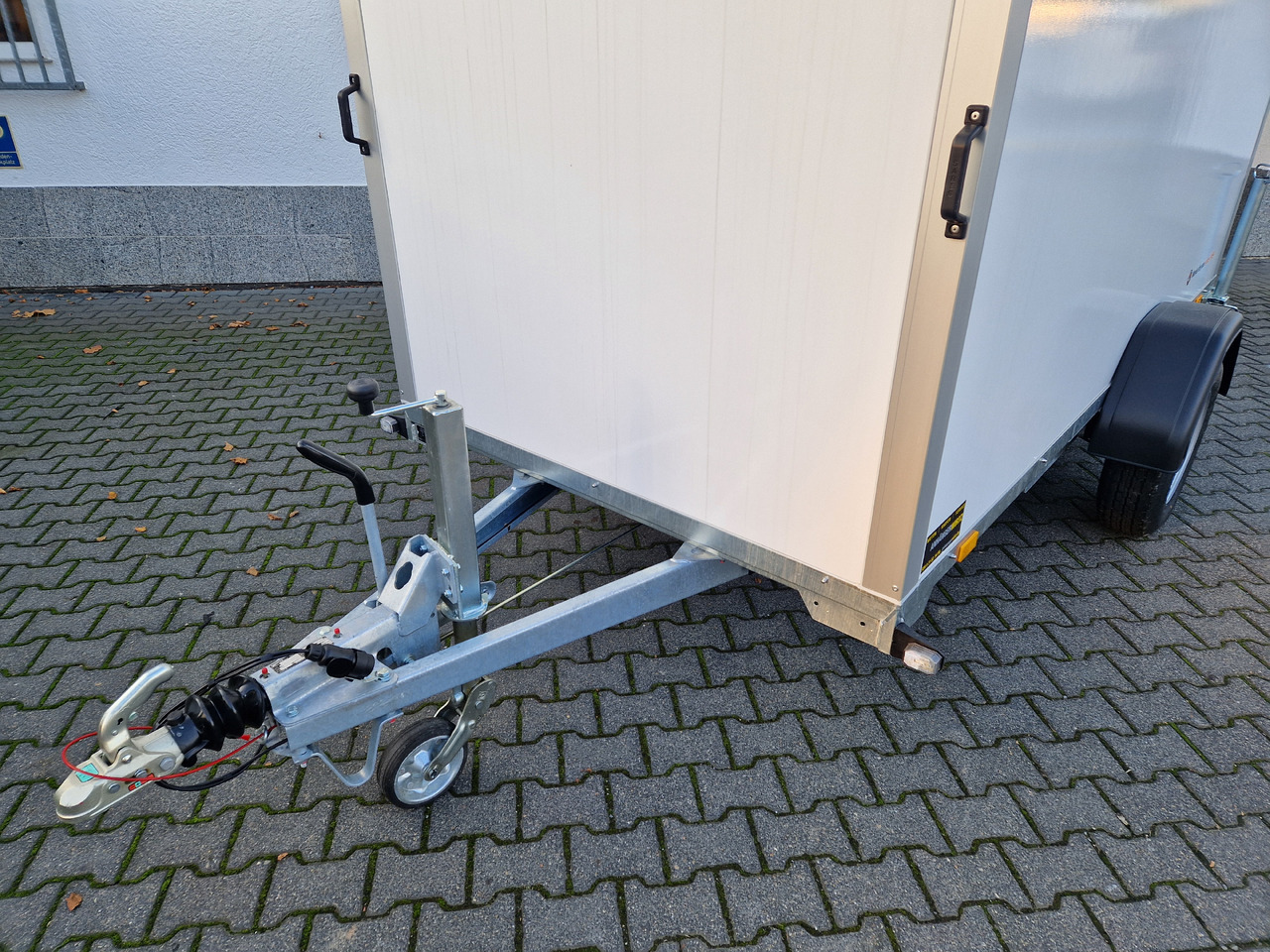 Saris Koffer GO 306 154 180 1500 1 306x154x180cm GFK weiß (M) 1500kg - קרון נגרר בתיבה סגורה: תמונה 2 Saris Koffer GO 306 154 180 1500 1 306x154x180cm GFK weiß (M) 1500kg - קרון נגרר בתיבה סגורה: תמונה 2