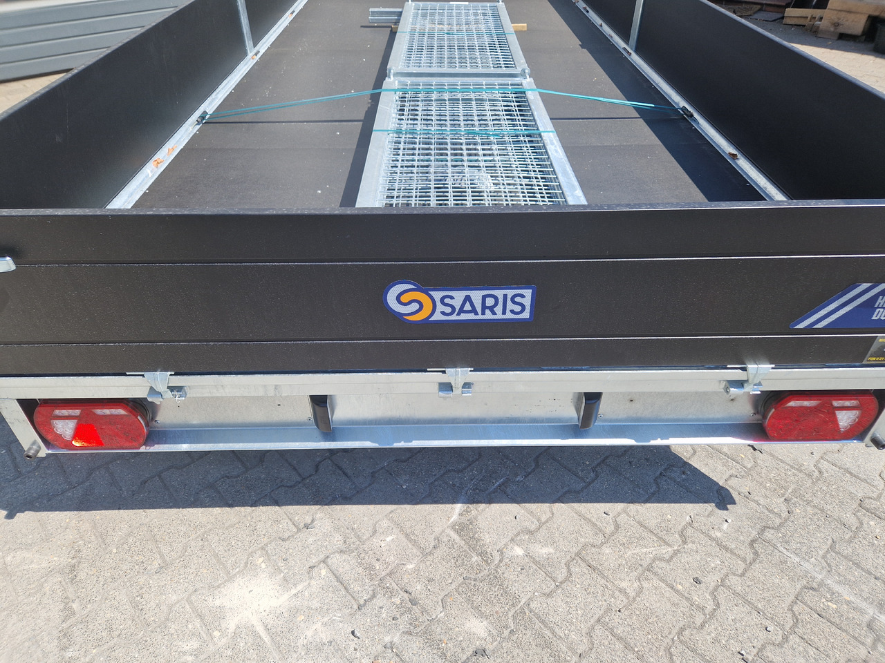 Saris PL HD 506 204 3500 2 506x204x35cm heavy duty black LED Licht (XXL) 3500kg - קרון נגרר צד נופל/ שטוח: תמונה 3 Saris PL HD 506 204 3500 2 506x204x35cm heavy duty black LED Licht (XXL) 3500kg - קרון נגרר צד נופל/ שטוח: תמונה 3
