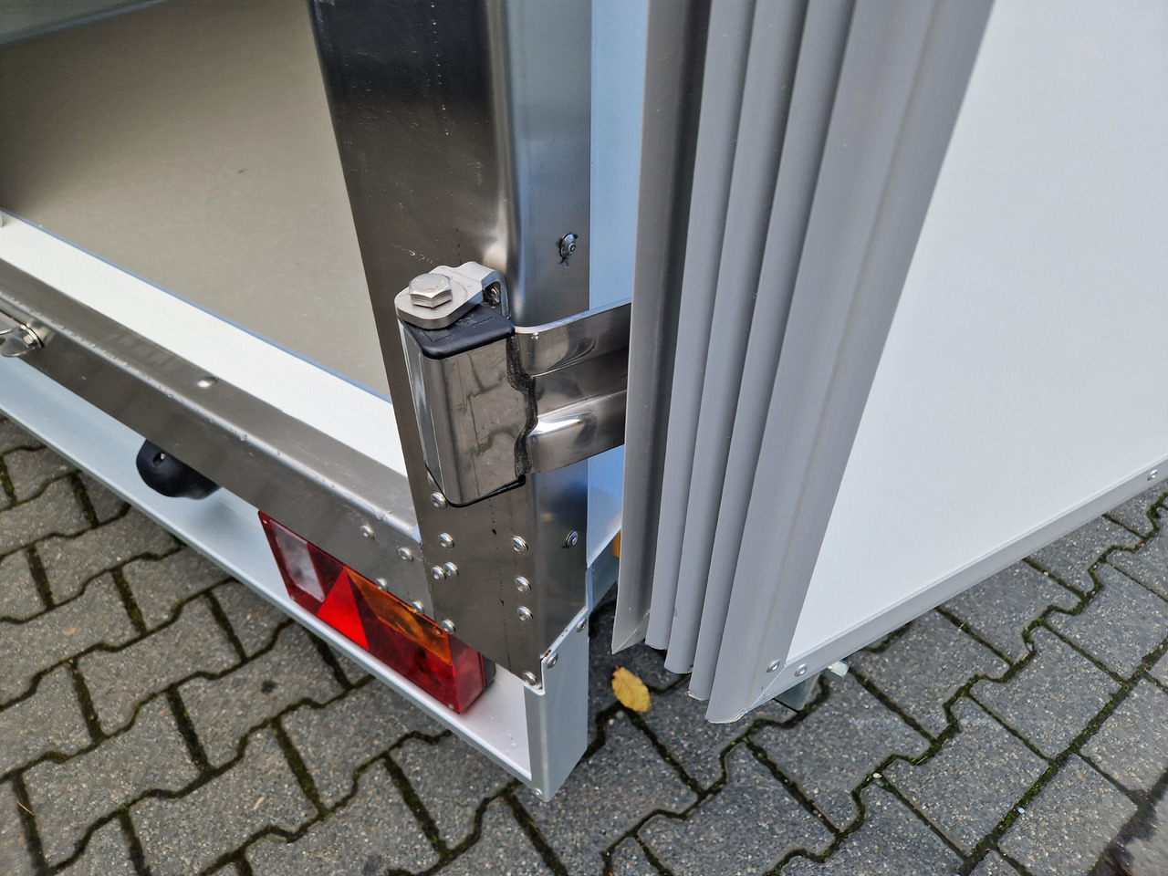 Tiefkühlanhänger AZK 2734/156 336x156x200cm 100 Frigoliner GOVI K6 bis -18°C (M) 2700kg - קרון נגרר עם קירור: תמונה 3 Tiefkühlanhänger AZK 2734/156 336x156x200cm 100 Frigoliner GOVI K6 bis -18°C (M) 2700kg - קרון נגרר עם קירור: תמונה 3