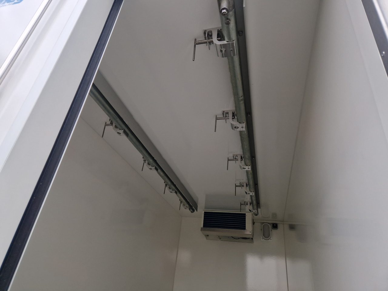 Tiefkühlanhänger AZK 3534/156 336x146x220cm Rohrbahnen Govi Kälteaggregat 3500kg - קרון נגרר עם קירור: תמונה 2 Tiefkühlanhänger AZK 3534/156 336x146x220cm Rohrbahnen Govi Kälteaggregat 3500kg - קרון נגרר עם קירור: תמונה 2