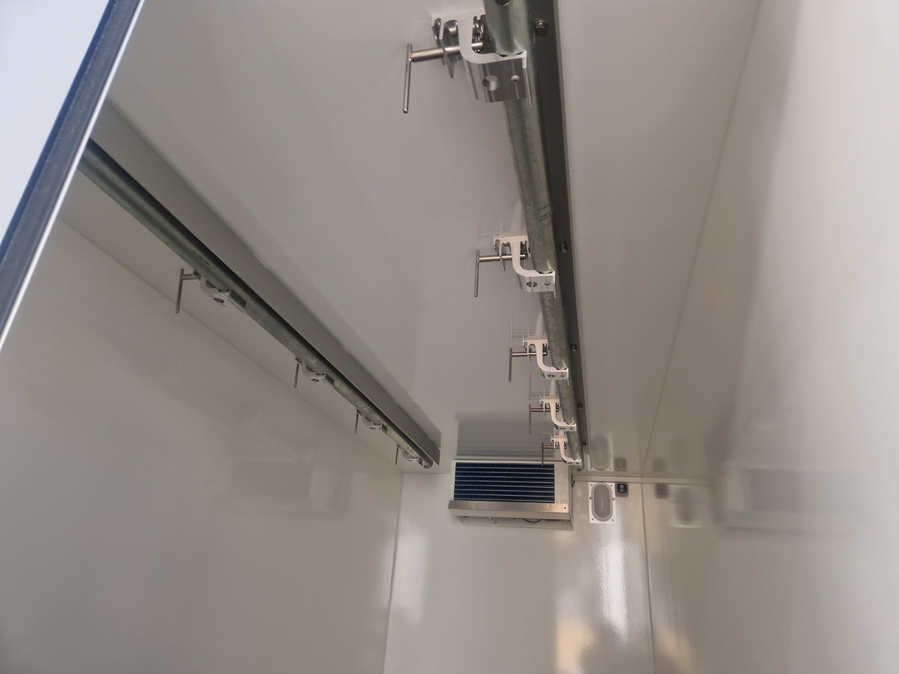 Tiefkühlanhänger AZK 3534/156 336x146x220cm Rohrbahnen Govi Kälteaggregat 3500kg - קרון נגרר עם קירור: תמונה 3 Tiefkühlanhänger AZK 3534/156 336x146x220cm Rohrbahnen Govi Kälteaggregat 3500kg - קרון נגרר עם קירור: תמונה 3