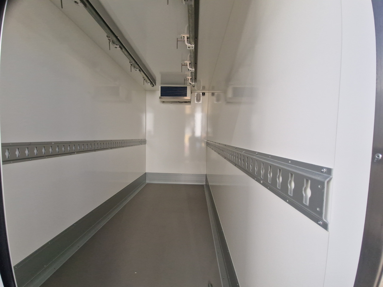 Tiefkühlanhänger AZK 3534/156 336x146x220cm Rohrbahnen Govi Kälteaggregat 3500kg - קרון נגרר עם קירור: תמונה 4 Tiefkühlanhänger AZK 3534/156 336x146x220cm Rohrbahnen Govi Kälteaggregat 3500kg - קרון נגרר עם קירור: תמונה 4