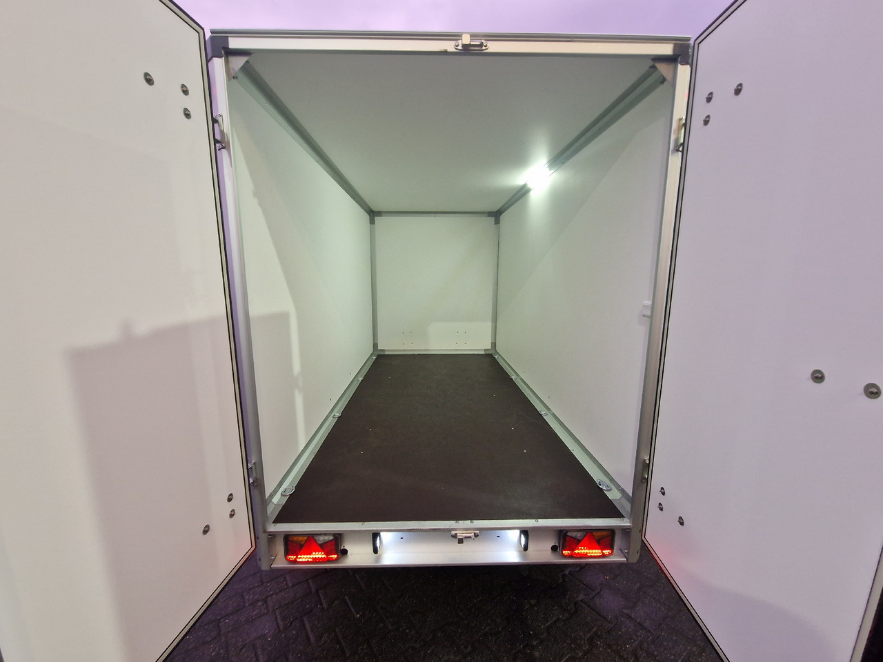 Variant 2517 C4 Edition black 346x168x188cm Alufelgen 2500kg 100 km/H - קרון נגרר בתיבה סגורה: תמונה 3 Variant 2517 C4 Edition black 346x168x188cm Alufelgen 2500kg 100 km/H - קרון נגרר בתיבה סגורה: תמונה 3