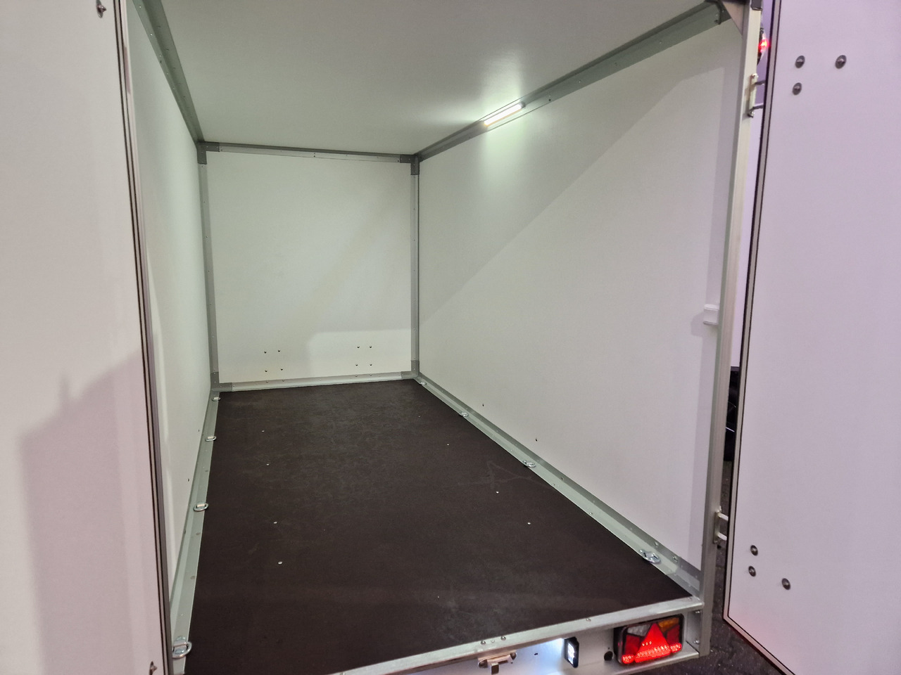 Variant 2517 C4 Edition black 346x168x188cm Alufelgen 2500kg 100 km/H - קרון נגרר בתיבה סגורה: תמונה 5 Variant 2517 C4 Edition black 346x168x188cm Alufelgen 2500kg 100 km/H - קרון נגרר בתיבה סגורה: תמונה 5