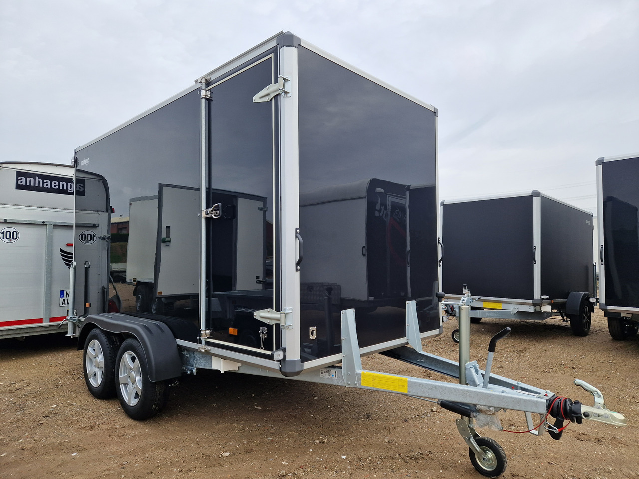 Variant 2517 C4 Edition black 346x168x188cm Seitentür Alufelgen 2500kg 100km/H - קרון נגרר בתיבה סגורה: תמונה 2 Variant 2517 C4 Edition black 346x168x188cm Seitentür Alufelgen 2500kg 100km/H - קרון נגרר בתיבה סגורה: תמונה 2