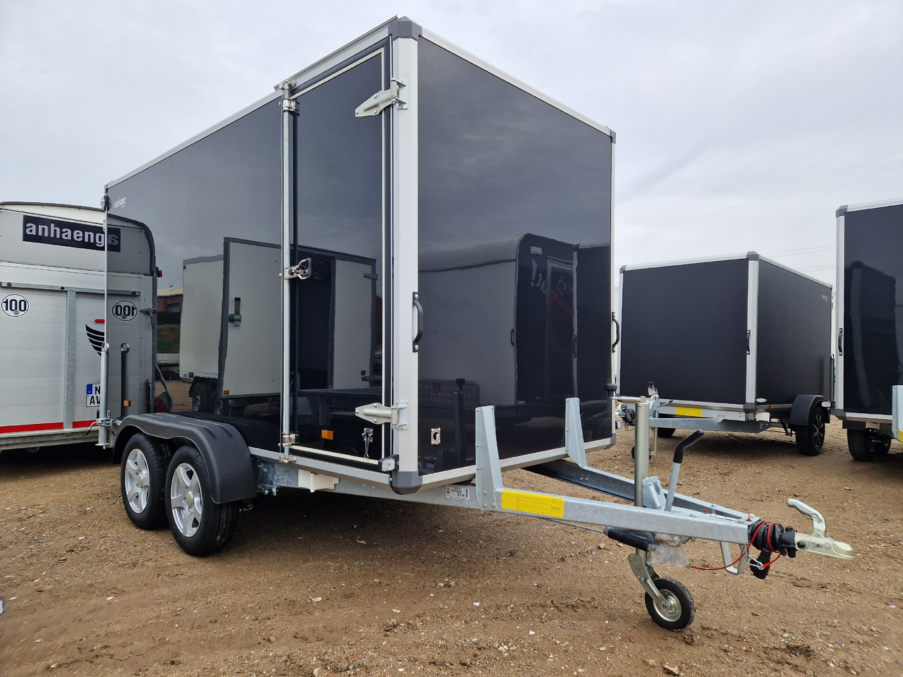 Variant 2517 C4 Edition black 346x168x188cm Seitentür Alufelgen 2500kg 100km/H - קרון נגרר בתיבה סגורה: תמונה 1 Variant 2517 C4 Edition black 346x168x188cm Seitentür Alufelgen 2500kg 100km/H - קרון נגרר בתיבה סגורה: תמונה 1