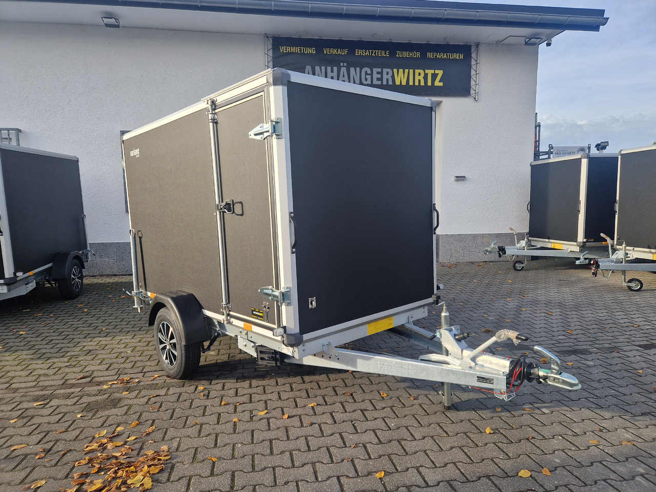 Variant C1315 C2 Edition black 258x148x157cm Alufelgen Seitentür 1350kg 100km/H black deal - קרון נגרר בתיבה סגורה: תמונה 2 Variant C1315 C2 Edition black 258x148x157cm Alufelgen Seitentür 1350kg 100km/H black deal - קרון נגרר בתיבה סגורה: תמונה 2