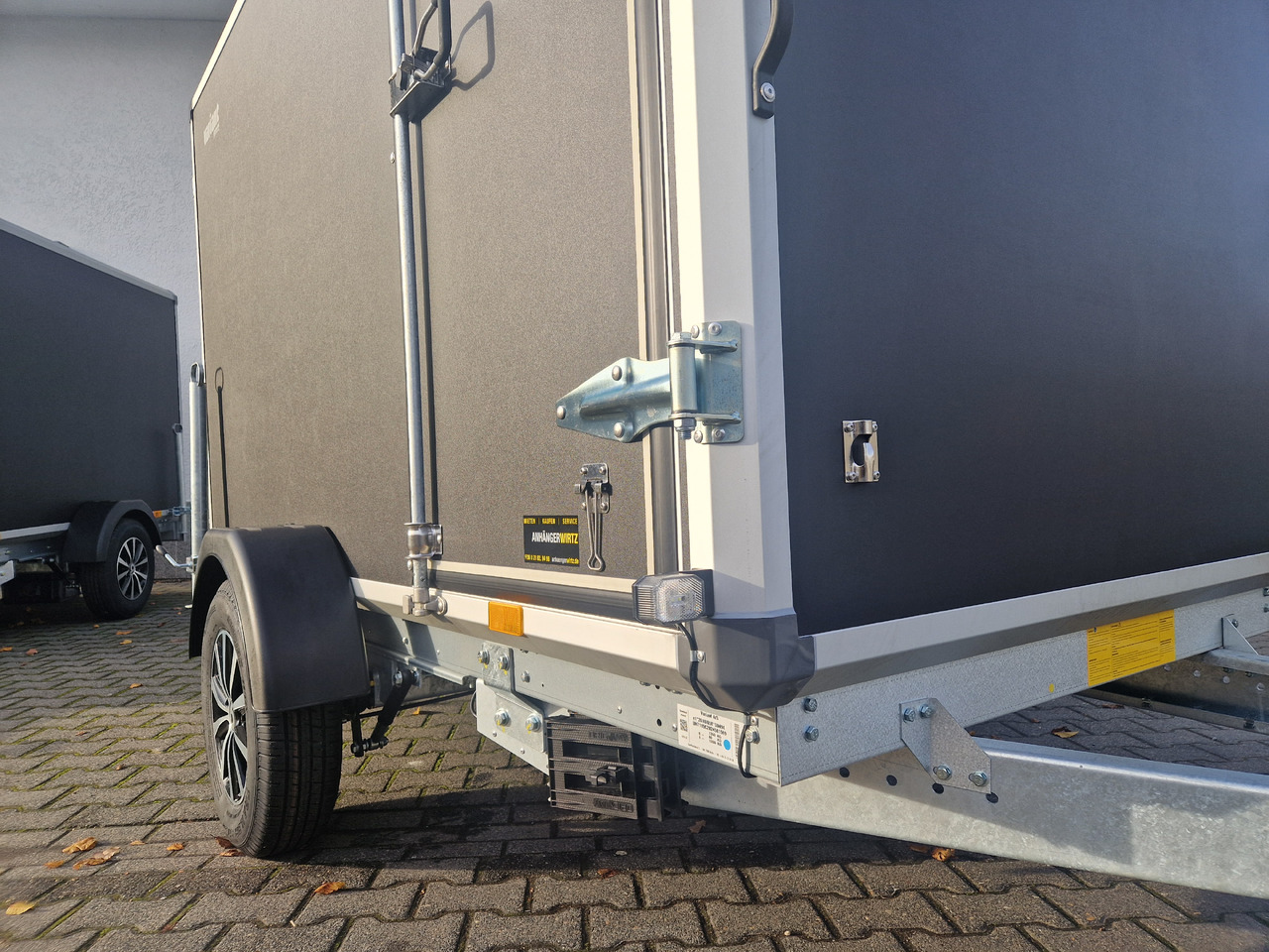 Variant C1315 C2 Edition black 258x148x157cm Alufelgen Seitentür 1350kg 100km/H black deal - קרון נגרר בתיבה סגורה: תמונה 3 Variant C1315 C2 Edition black 258x148x157cm Alufelgen Seitentür 1350kg 100km/H black deal - קרון נגרר בתיבה סגורה: תמונה 3