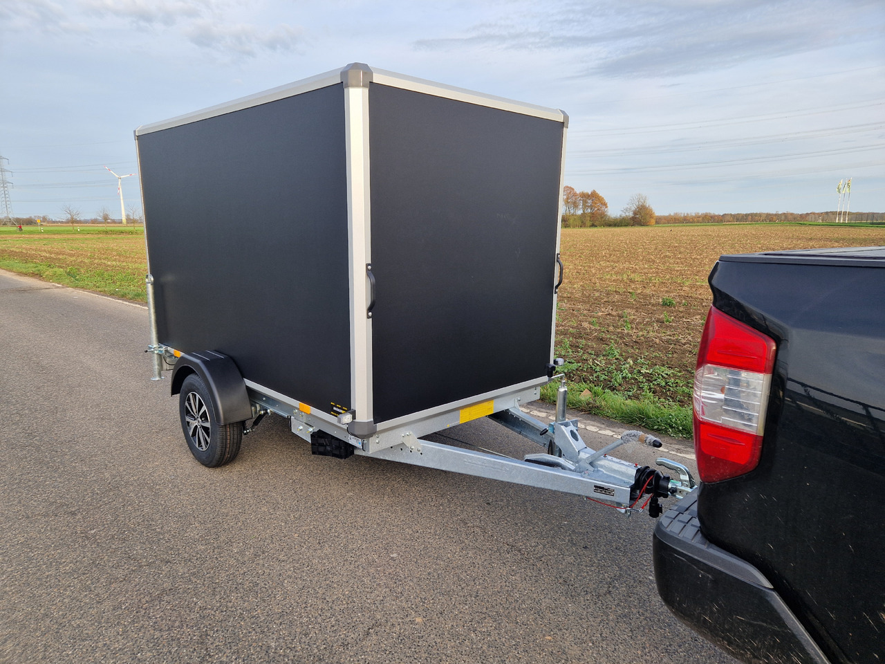 Variant C1315 C2 Edition black 258x148x157cm Alufelgen darkline 1350kg 100km/H 2024 black deal - קרון נגרר בתיבה סגורה: תמונה 3 Variant C1315 C2 Edition black 258x148x157cm Alufelgen darkline 1350kg 100km/H 2024 black deal - קרון נגרר בתיבה סגורה: תמונה 3