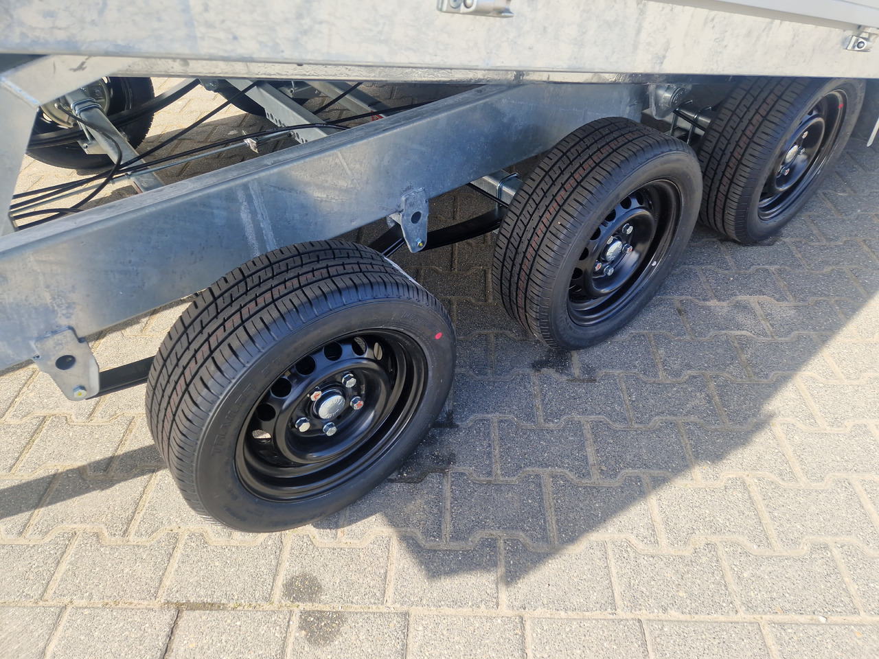 Variant Maschinentransporter 3543 UX Maxi Load LED Tridem Parabelfederung 3500kg - קרון נגרר עם מזהיר: תמונה 2 Variant Maschinentransporter 3543 UX Maxi Load LED Tridem Parabelfederung 3500kg - קרון נגרר עם מזהיר: תמונה 2