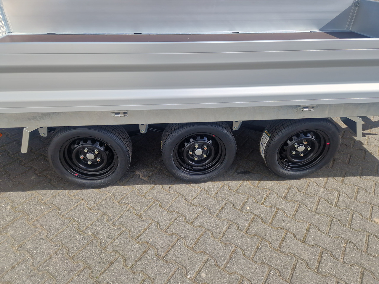 קרון נגרר עם מזהיר Variant Maschinentransporter 3543 UX Maxi Load LED Tridem Parabelfederung 3500kg: תמונה 15 קרון נגרר עם מזהיר Variant Maschinentransporter 3543 UX Maxi Load LED Tridem Parabelfederung 3500kg: תמונה 15