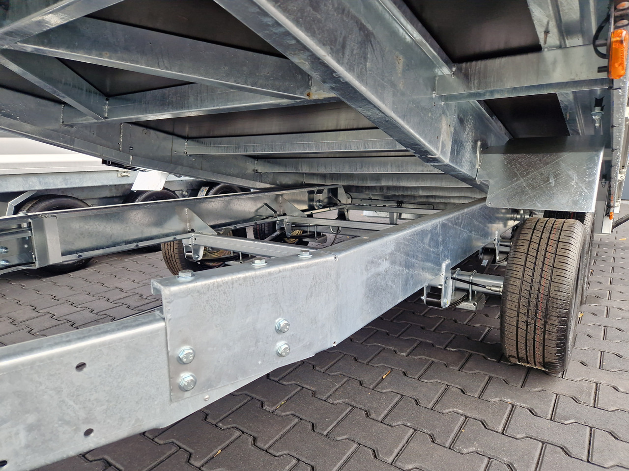 Variant Maschinentransporter 3552 UX Maxi Load 520x210x30cm Tandem Parabelfederung LED 3500kg - קרון נגרר לצמחים: תמונה 5 Variant Maschinentransporter 3552 UX Maxi Load 520x210x30cm Tandem Parabelfederung LED 3500kg - קרון נגרר לצמחים: תמונה 5