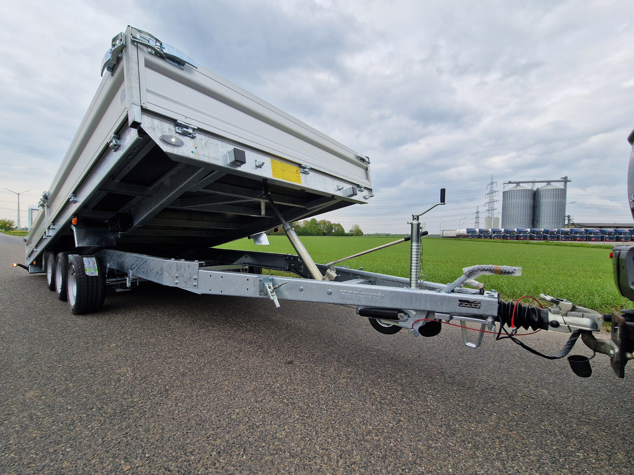 Variant Maschinentransporter 3553 UX Maxi Load LED Tridem Parabelfeder 3500kg Modell 2024 - קרון נגרר עם מזהיר: תמונה 2 Variant Maschinentransporter 3553 UX Maxi Load LED Tridem Parabelfeder 3500kg Modell 2024 - קרון נגרר עם מזהיר: תמונה 2