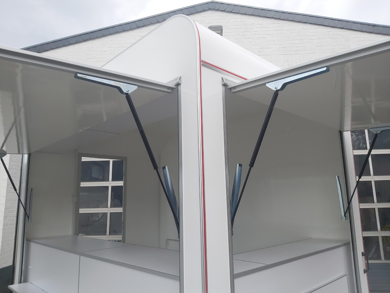 Verkaufsanhänger VK 302 200 aero retro 300cm 2 Verkaufsklappen Multi Theke 230V PVC Boden (M) 1300kg - קרון נגרר לממכר: תמונה 2 Verkaufsanhänger VK 302 200 aero retro 300cm 2 Verkaufsklappen Multi Theke 230V PVC Boden (M) 1300kg - קרון נגרר לממכר: תמונה 2