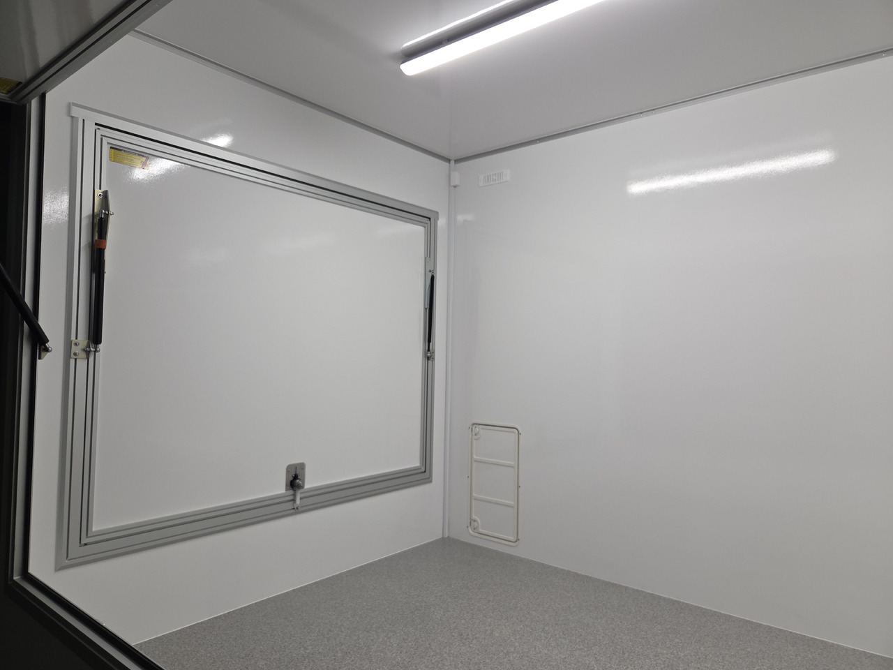 Verkaufsanhänger VKH 623 220 aero retro 620x220x230cm 230V Licht 3000kg - קרון נגרר לממכר: תמונה 5 Verkaufsanhänger VKH 623 220 aero retro 620x220x230cm 230V Licht 3000kg - קרון נגרר לממכר: תמונה 5