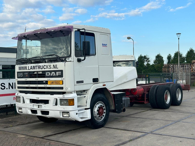 DAF 95.400 - משאית עם שלדת תא: תמונה 1 DAF 95.400 - משאית עם שלדת תא: תמונה 1