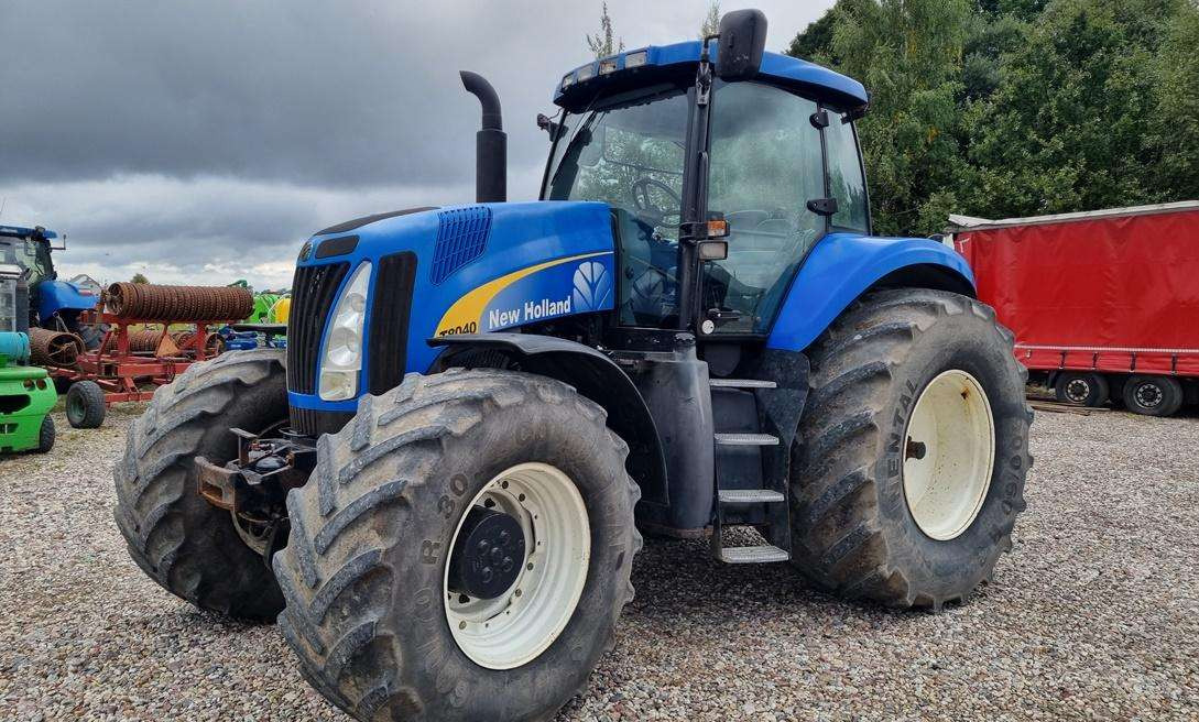 New Holland T8040 - טרקטור חקלאי: תמונה 1 New Holland T8040 - טרקטור חקלאי: תמונה 1