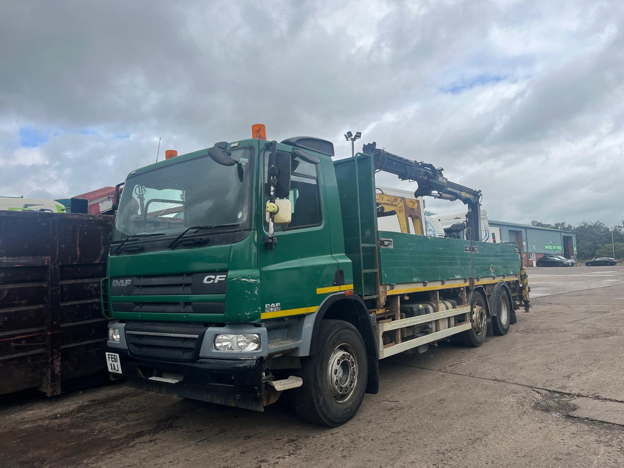 DAF CF 75 310 - משאית צד נופל/ שטוחה, משאית מנוף: תמונה 2 DAF CF 75 310 - משאית צד נופל/ שטוחה, משאית מנוף: תמונה 2